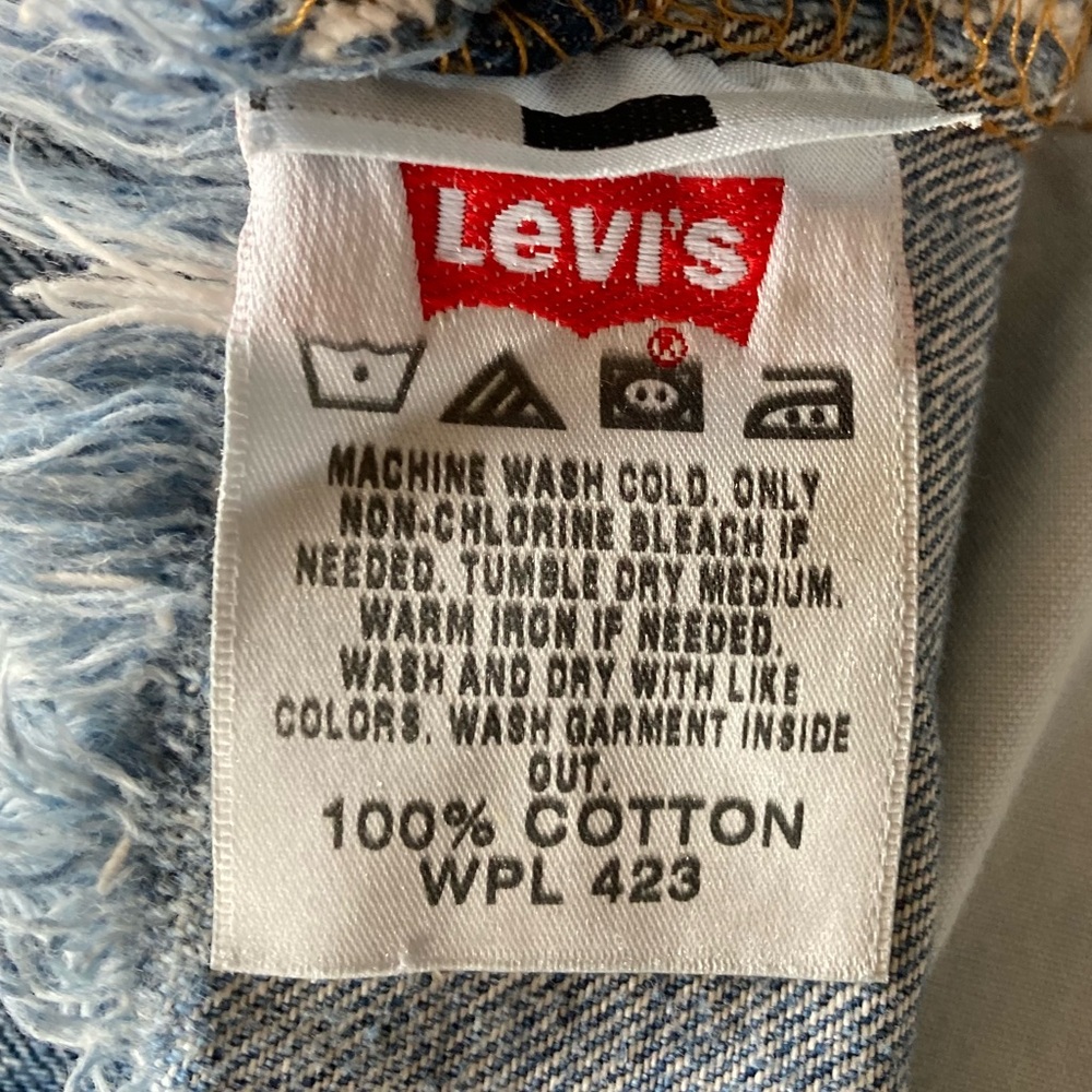 Vintage Y2K Levi’s 501 Button Fly Mid Rise Raw Hem Jean Shorts - Picture 7 of 10